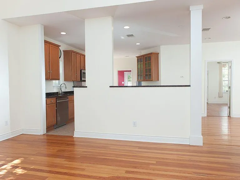 707 W 35th St — Photo 5