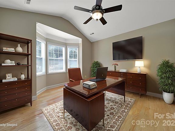 5th image of 909 Autumn Glen Ct