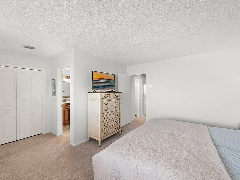 81 Blue Lagoon — Photo 26