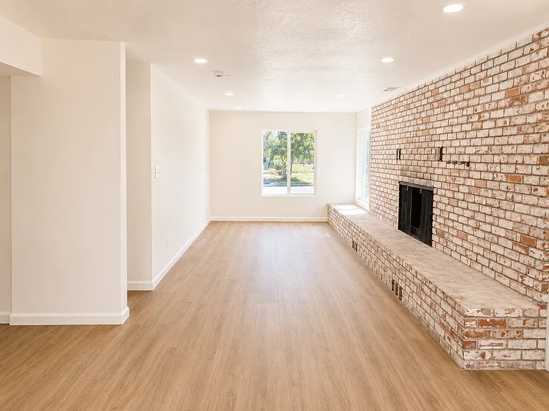 1021 E Cortland Ave — Photo 9
