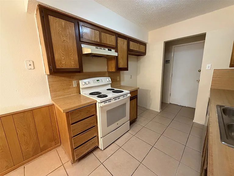 425 Signal Hill Ct N — Photo 3