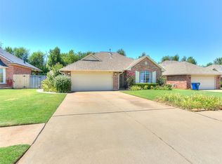713 S Castlerock Ln, Mustang, OK 73064