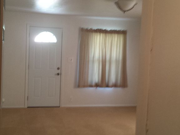 Living room/frontdoor