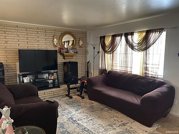 5th image of 3787 Larch Ave