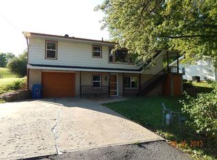 922 S Shore Dr, Lake Waukomis, MO 64151