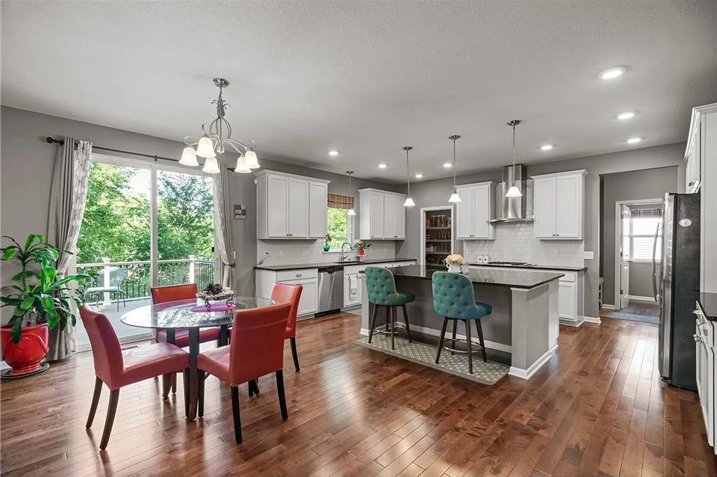 5 Bedroom 5 Bath 2 Story Wayzata Schools — Photo 4