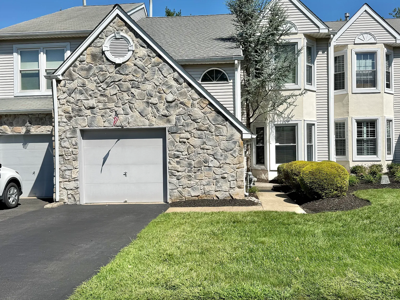 3 bed, 2.5 bath, 2253 sqft, $3,150 — Photo 1