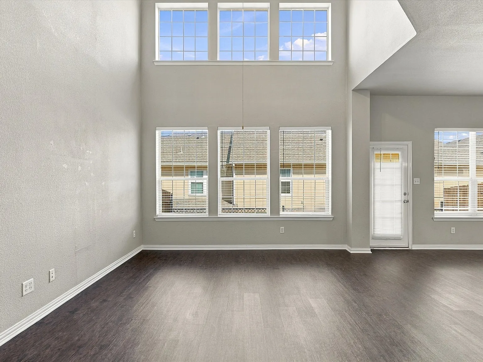 3 bed, 2.5 bath, 1872 sqft, $2,595 — Photo 3