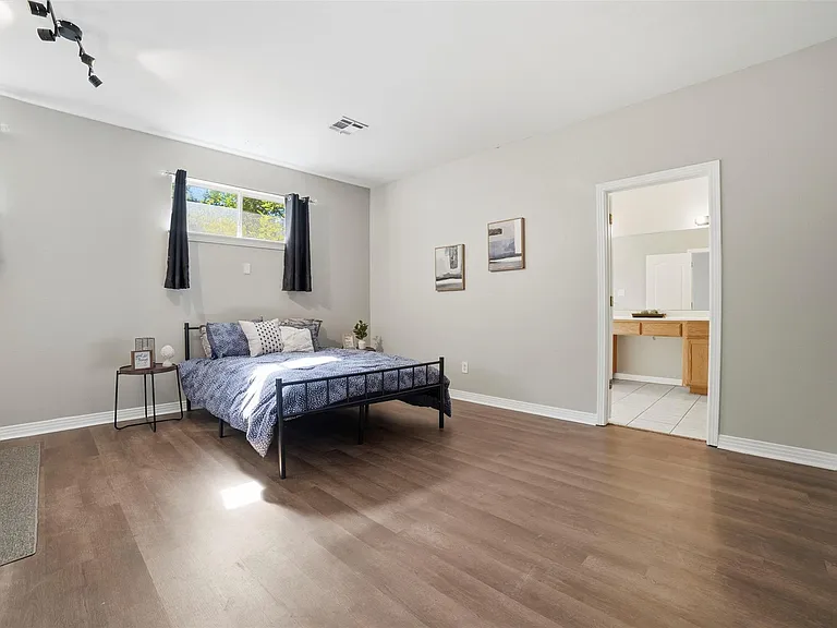 409 E Austin Ave — Photo 18