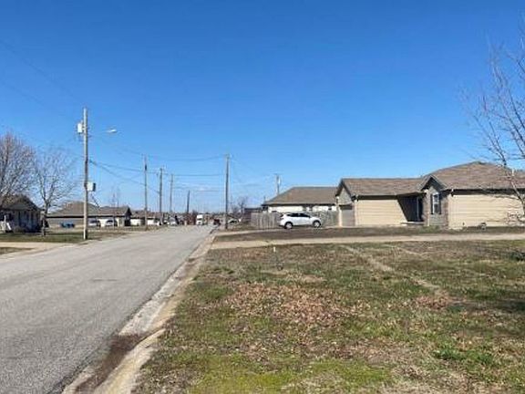 Exterior Neighborhood (street photo)