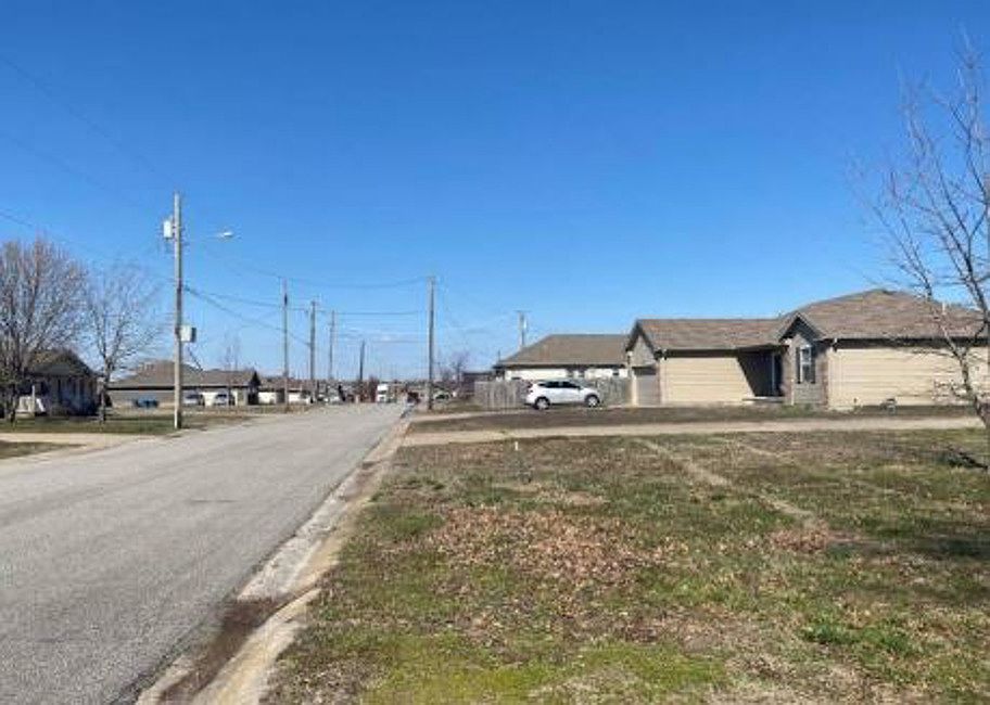 Exterior Neighborhood (street photo)