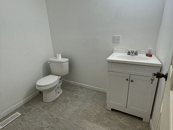 5th image of 405 N Everett St