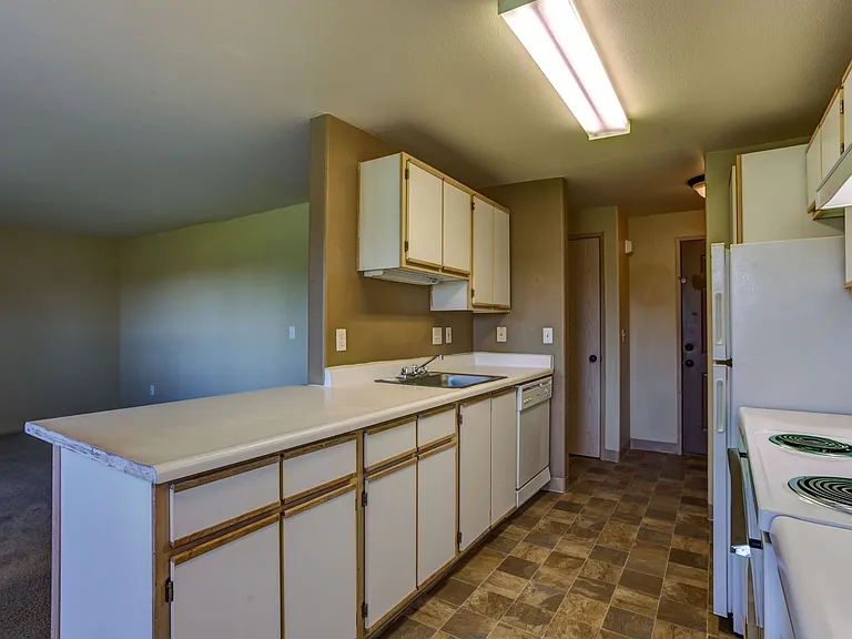 Creekside Apartments  — Photo 11