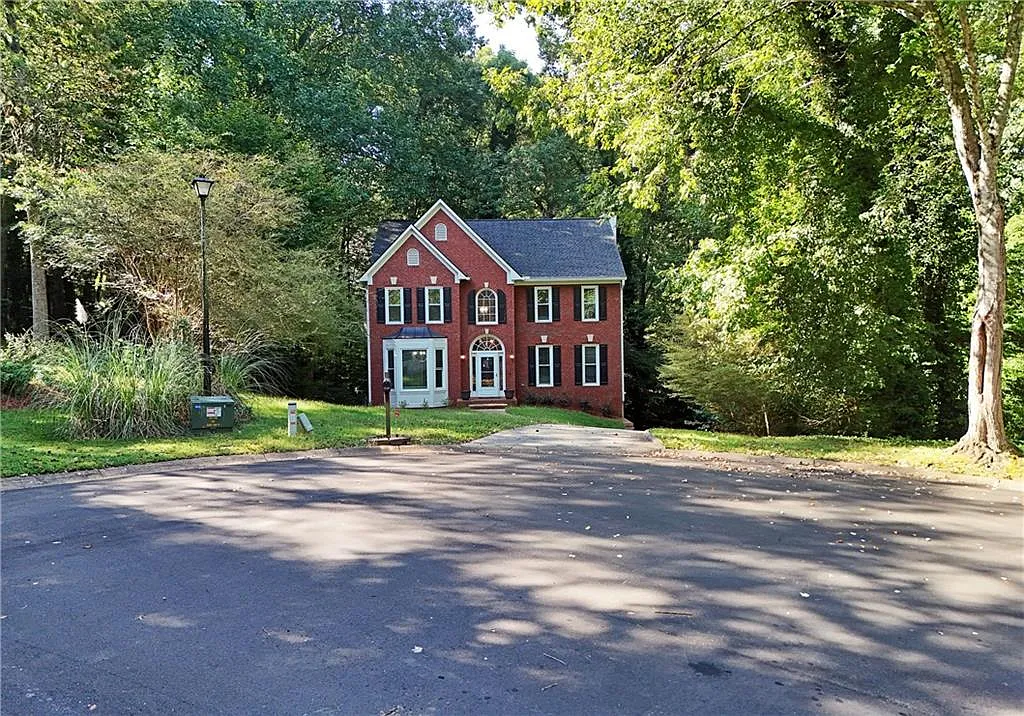 4 bed, 2.5 bath, 2260 sqft, $2,990 — Photo 2