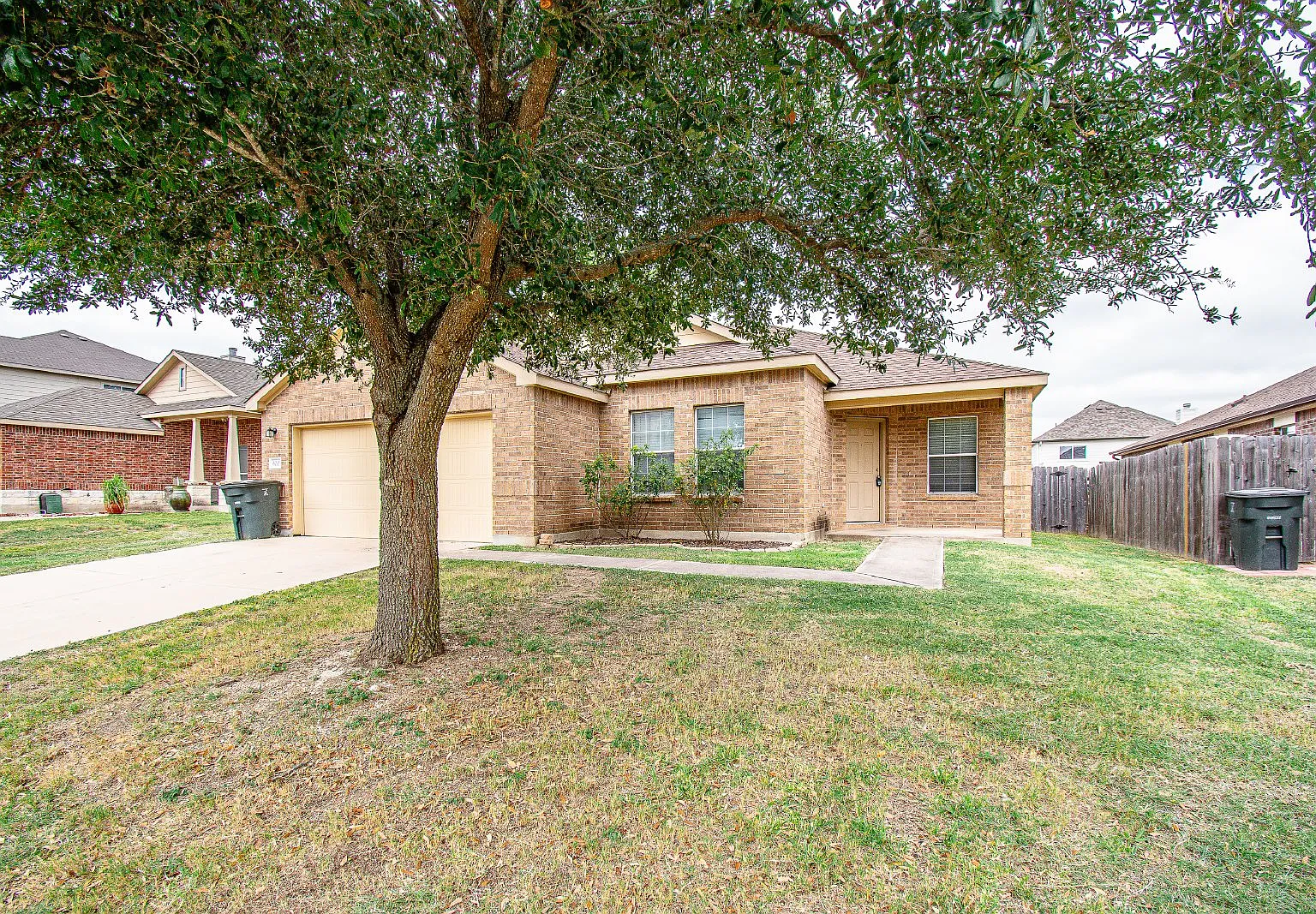4 bed, 2.0 bath, 1958 sqft, $1,600 — Photo 1