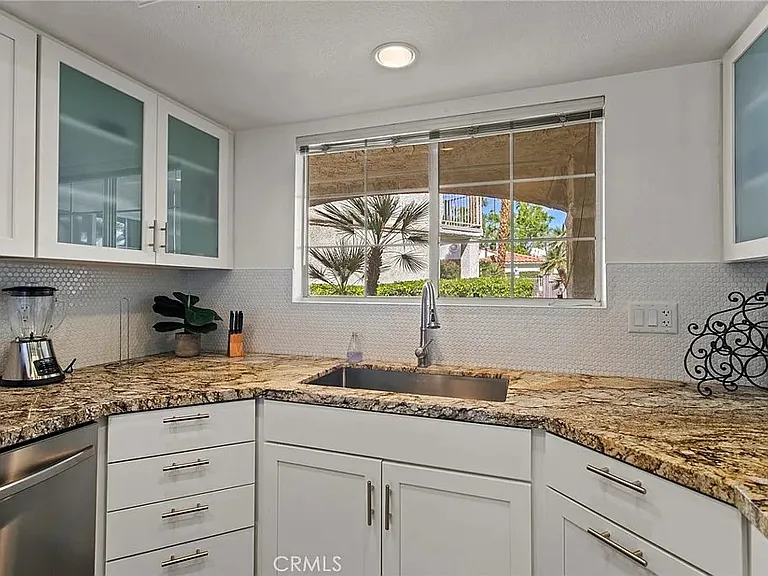 500 S Farrell Dr — Photo 5