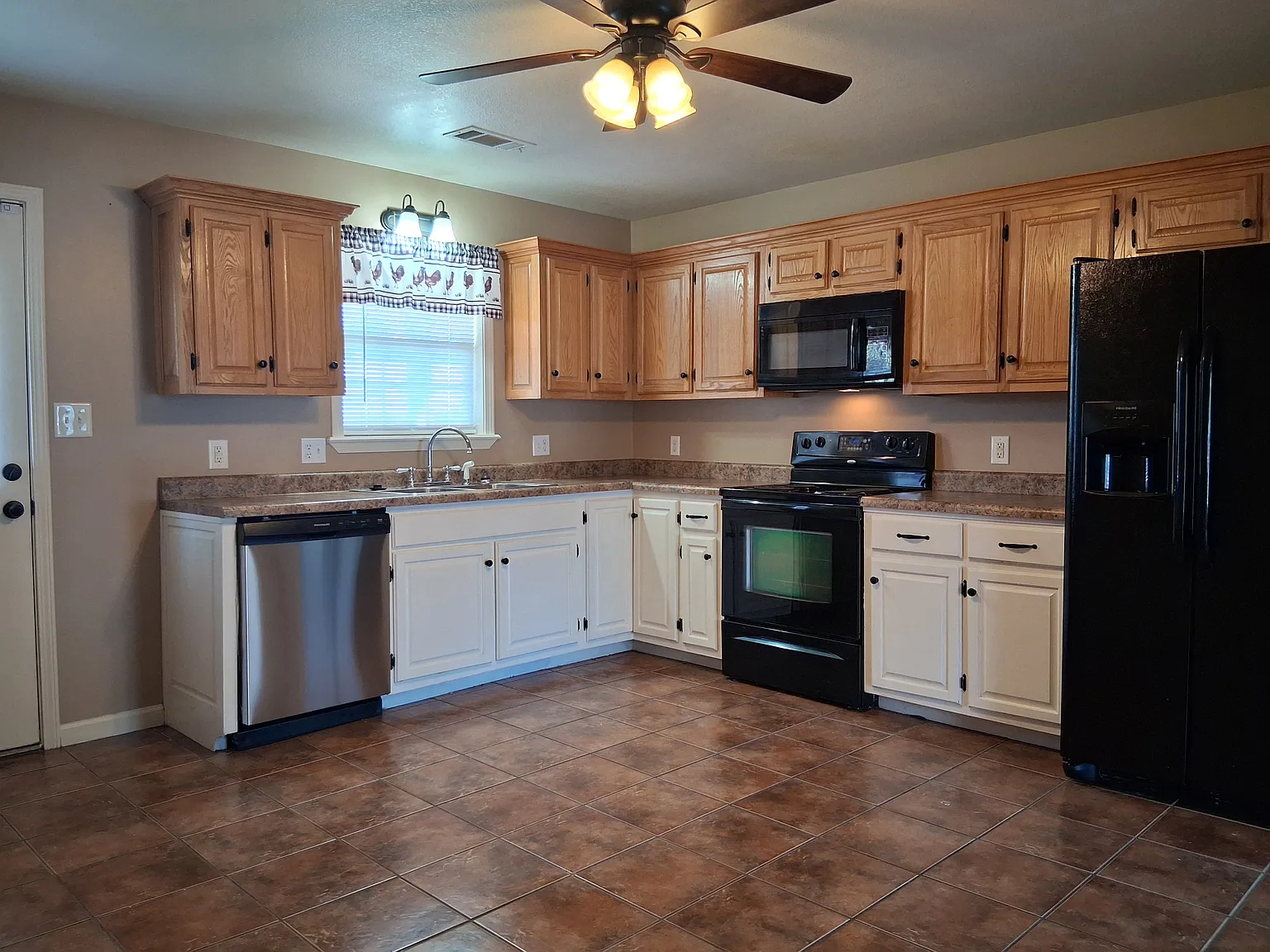 3 bed, 1428 sqft, $1,400 — Photo 3