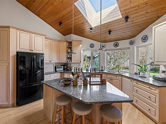 2nd image of 619 Johnstone Rd