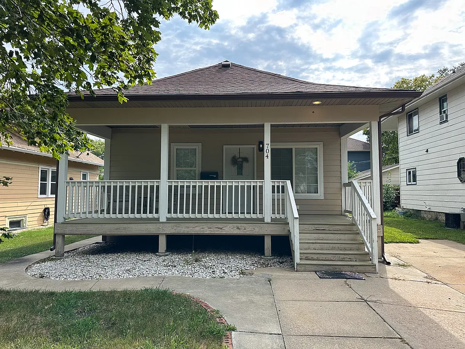 704 N Duluth Ave