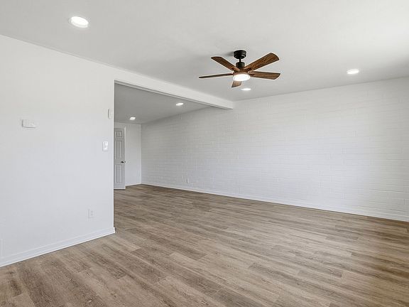 5th image of 2519 E Parkside Dr