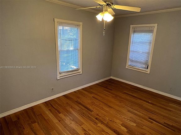5th image of 606 SW 11th St