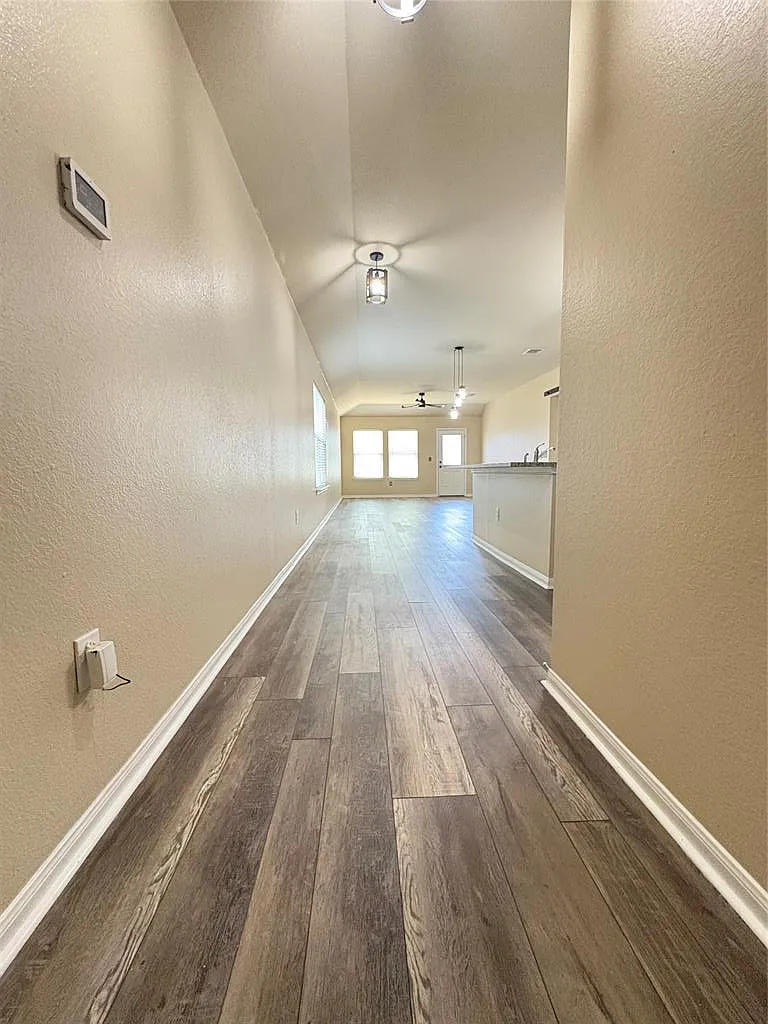 3 bed, 2.0 bath, 1521 sqft, $2,000 — Photo 2