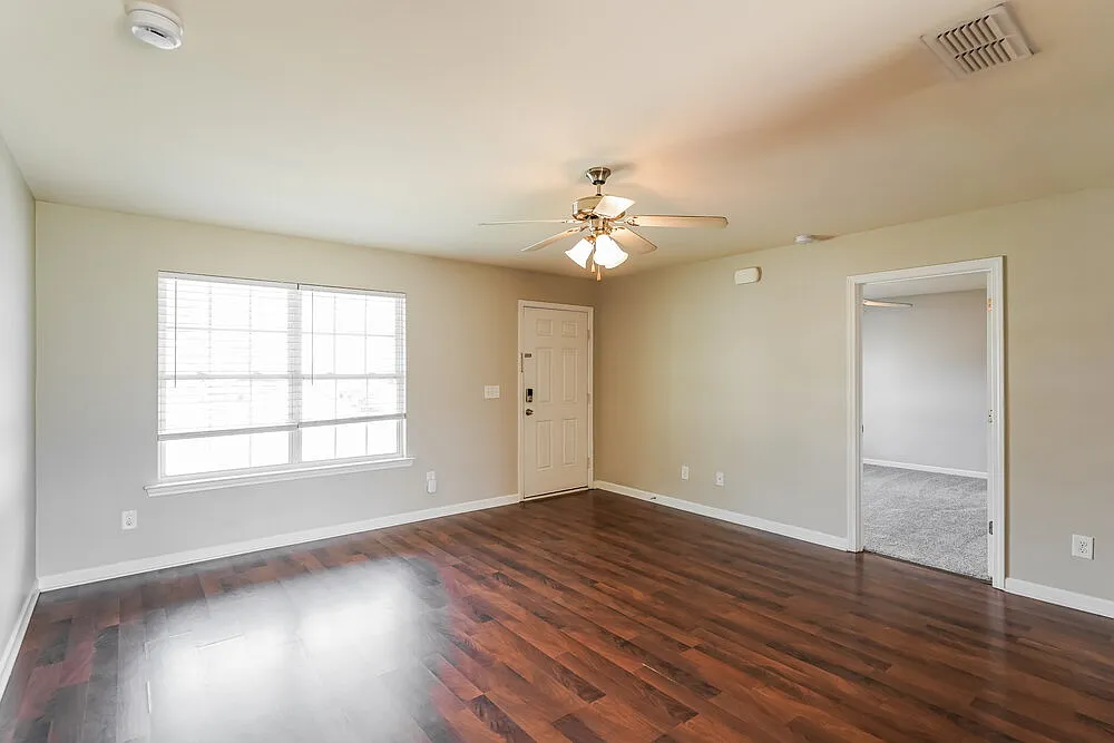 3 bed, 2.0 bath, 1204 sqft, $2,120 — Photo 4