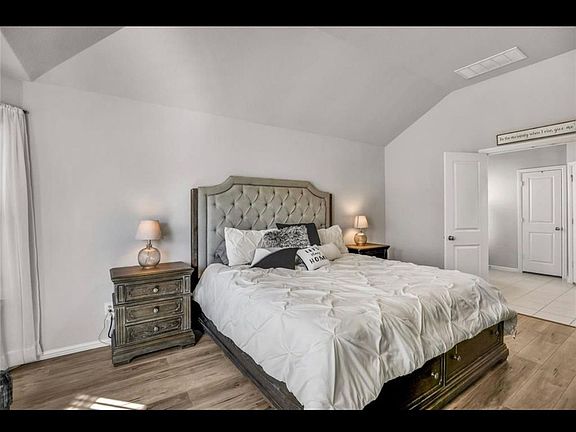 4th image of 2101 Auburndale Ave