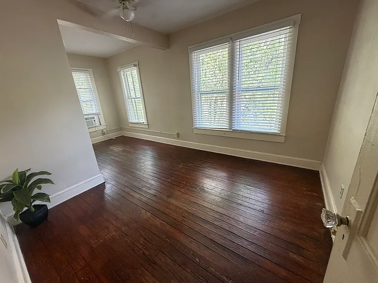 824 1/2 E University Ave #4 — Photo 1