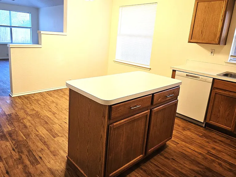 1802 Berkley Ave — Photo 5