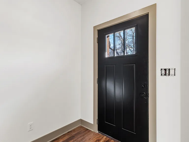 3104 Bethany Ln — Photo 2