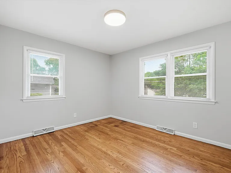 7719 Windsor St — Photo 17
