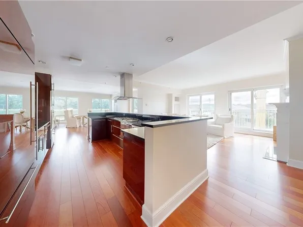 1 Tower Dr APT 306, Portsmouth, RI 02871