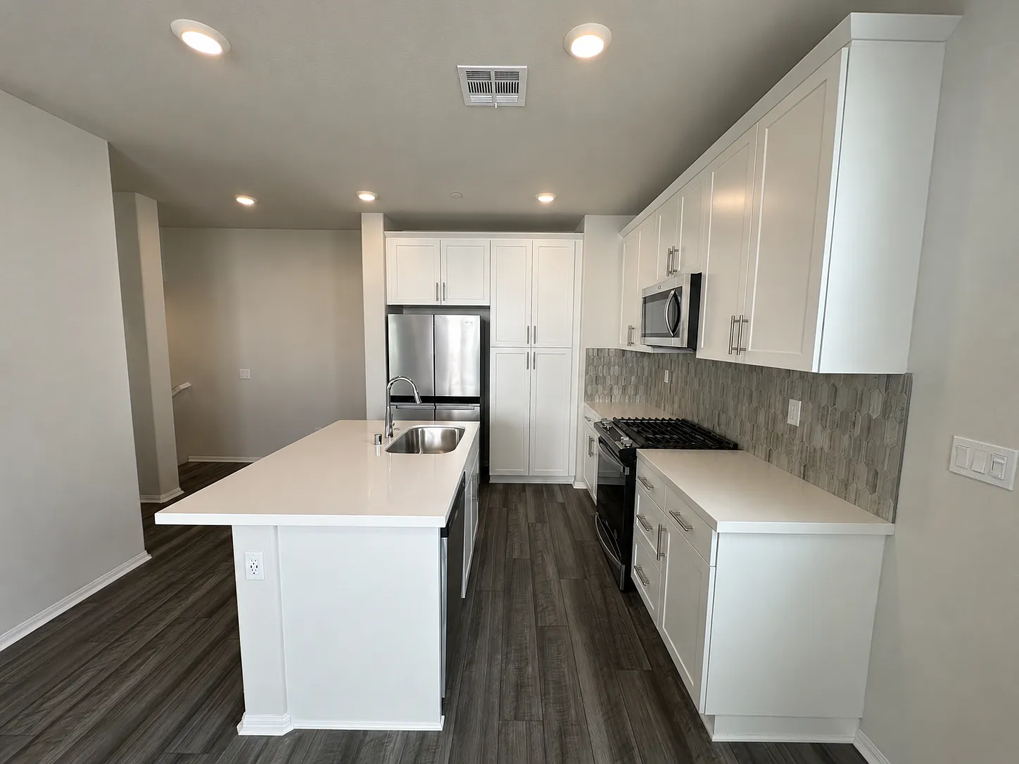 2 bed, 2.5 bath, 1219 sqft, $3,750 — Photo 3