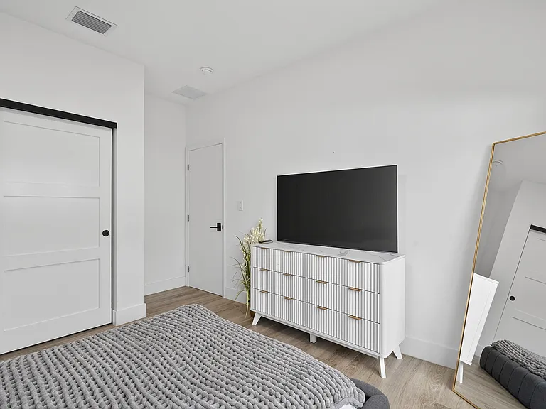 913 NE 15th St — Photo 22