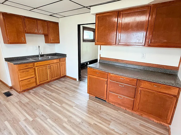 563 Cedar Ave — Photo 2