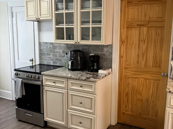 217 Hudson Place image 3 of 13