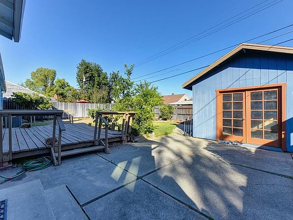 5th image of 3204 Montclaire St