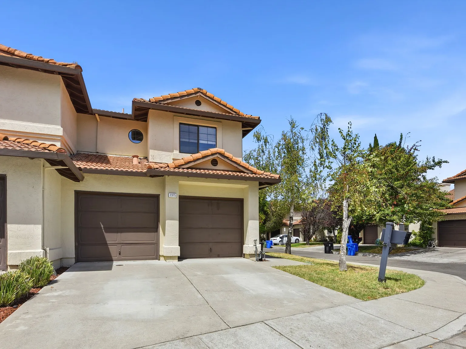 3 bed, 2.5 bath, 1695 sqft, $4,800 — Photo 3