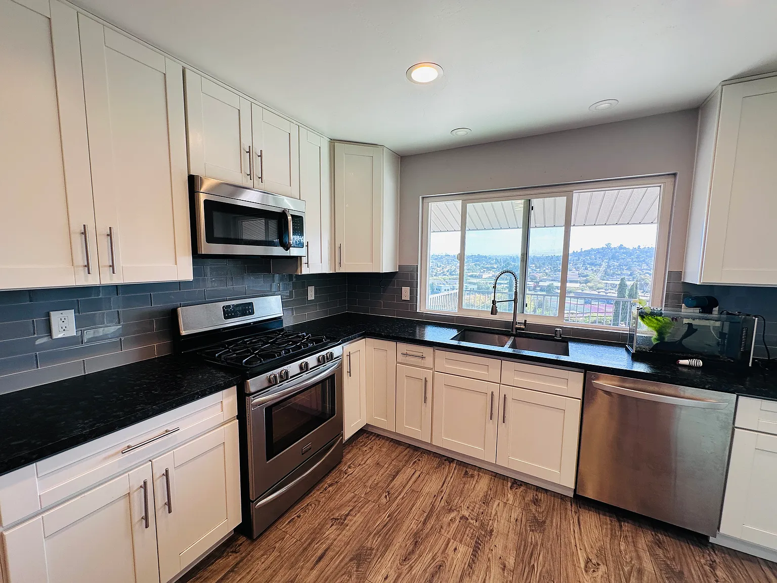 3 bed, 2232 sqft, $5,500 — Photo 4
