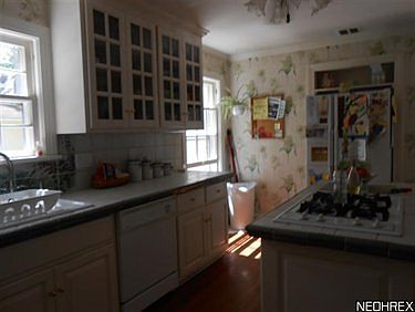 4th image of 765 Aetna St