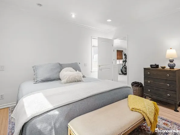 16536 Gilmore St, Van Nuys, CA 91406