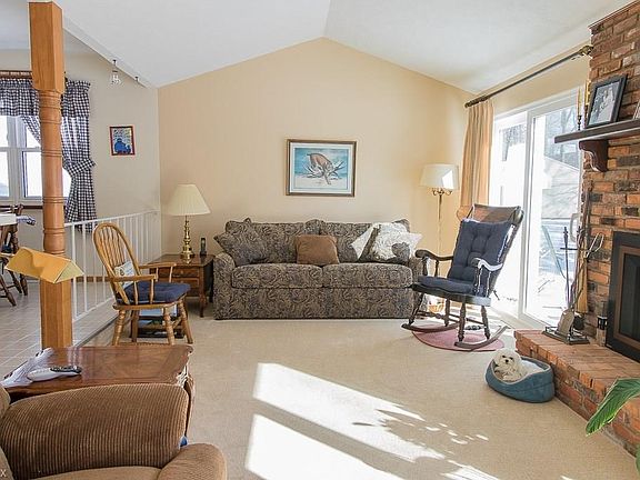 New paint (2016) and carpet (2017) installed in the Family Room