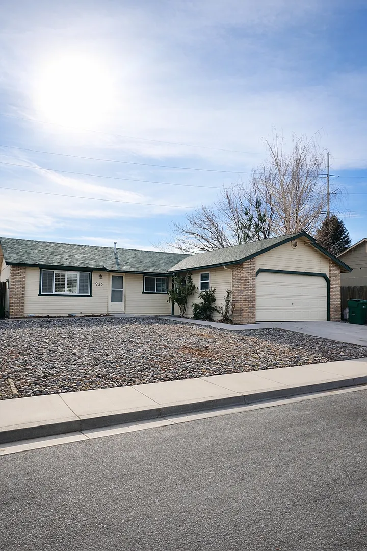 935 Kennedy Dr photo 1