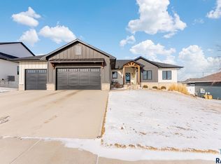 8216 E Ladyslipper Cir, Sioux Falls, SD 57110