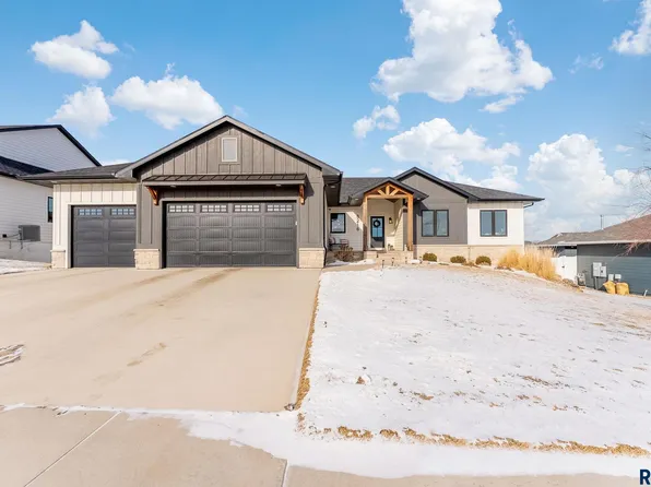 8216 E Ladyslipper Cir, Sioux Falls, SD 57110
