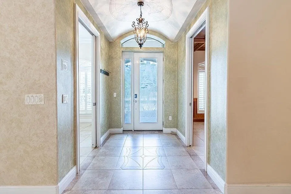 5 bed, 3.0 bath, 3016 sqft, $2,375 — Photo 3