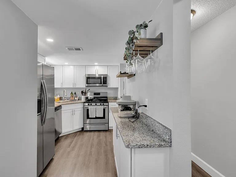 411 S Willow Ave — Photo 29