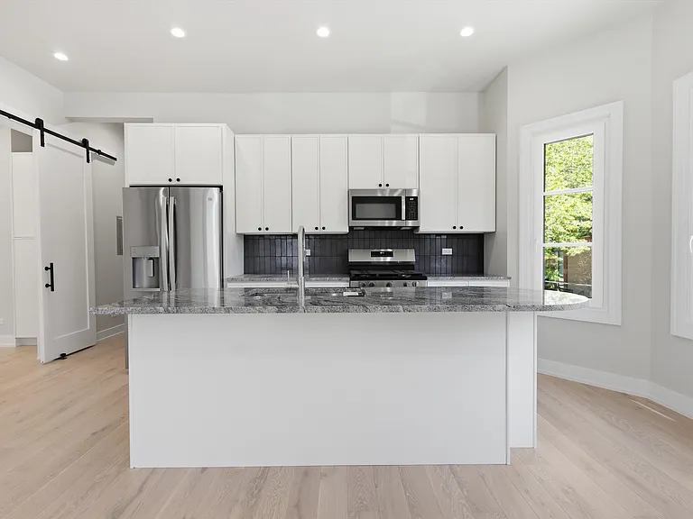 648 N Paulina St #CH — Photo 5