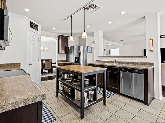 3rd image of 426 WALNUT CRST